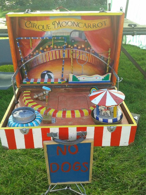 Mooncarrot's traditional Flea Circus - a circus show in a suitcase